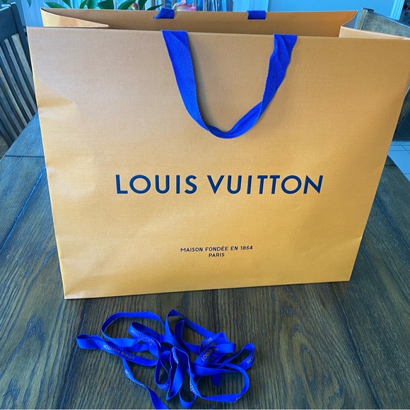 LOUIS VUITTON GIFT BAG - Picture 5 of 9